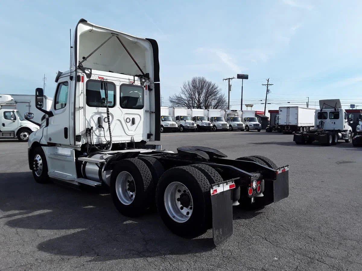 2020 Freightliner Cascadia - image 6