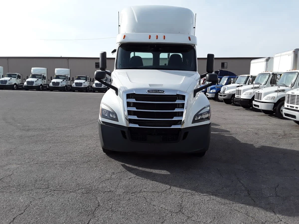 2020 Freightliner Cascadia in La Vergne, TN — photo 2