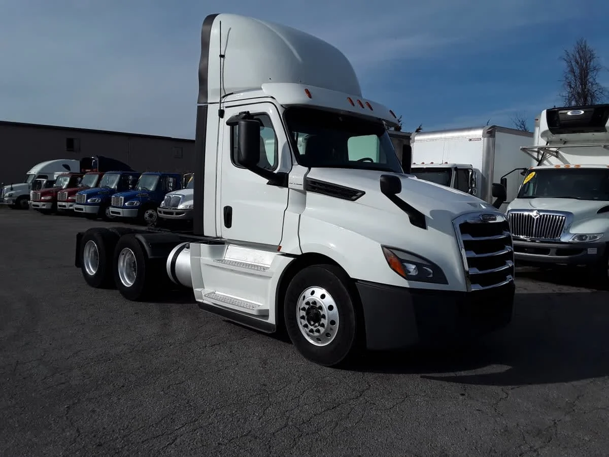 2020 Freightliner Cascadia - image 3