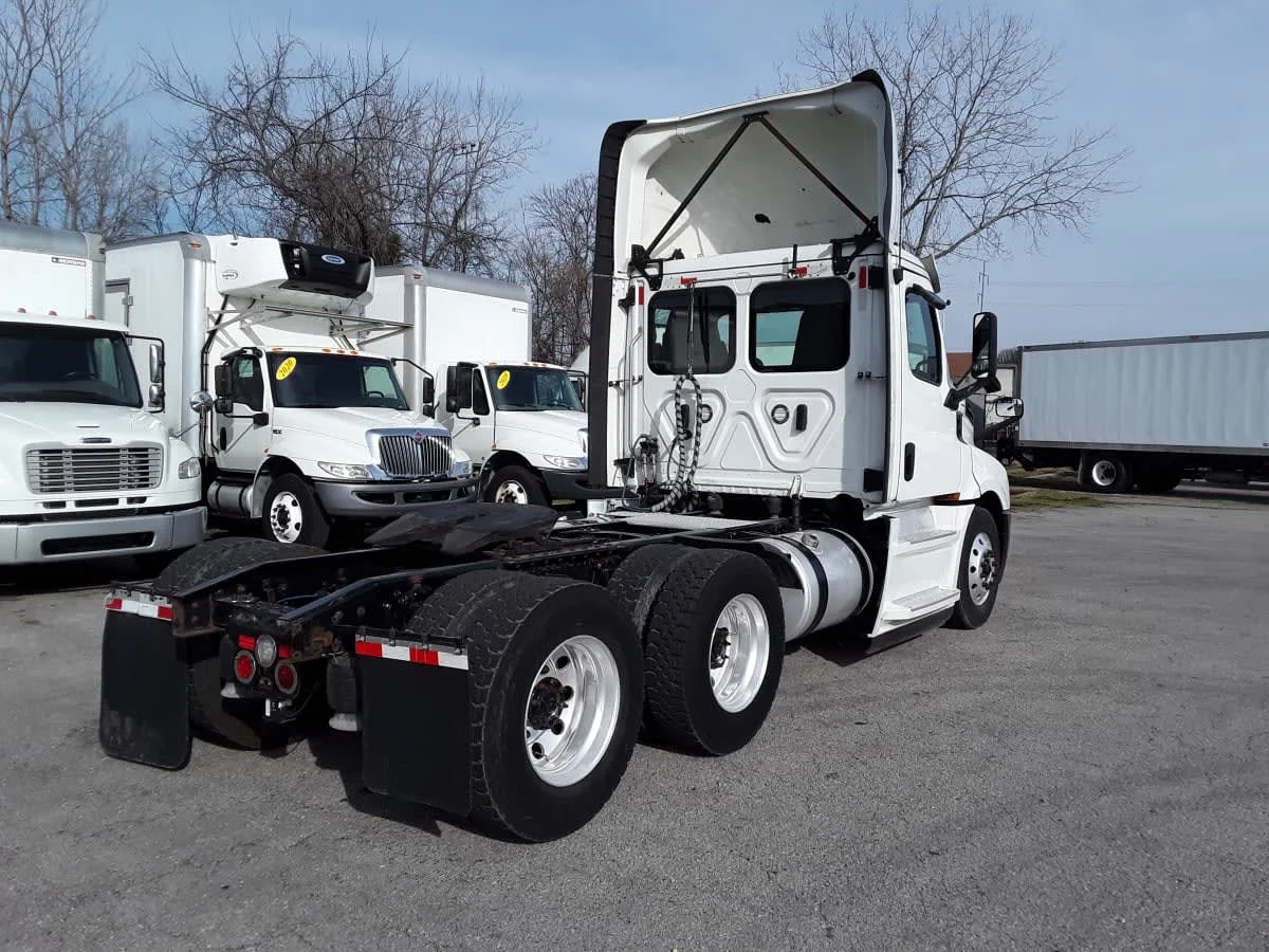2020 Freightliner Cascadia - image 4