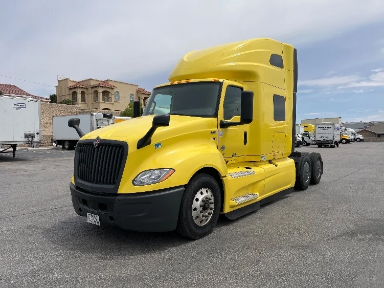 2022 International LT - image 3