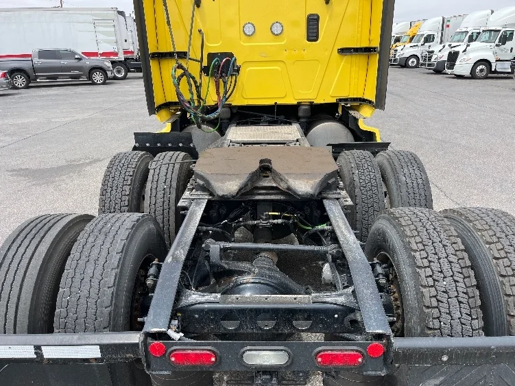 2022 International LT - image 6