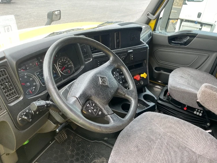 2022 International LT - image 10