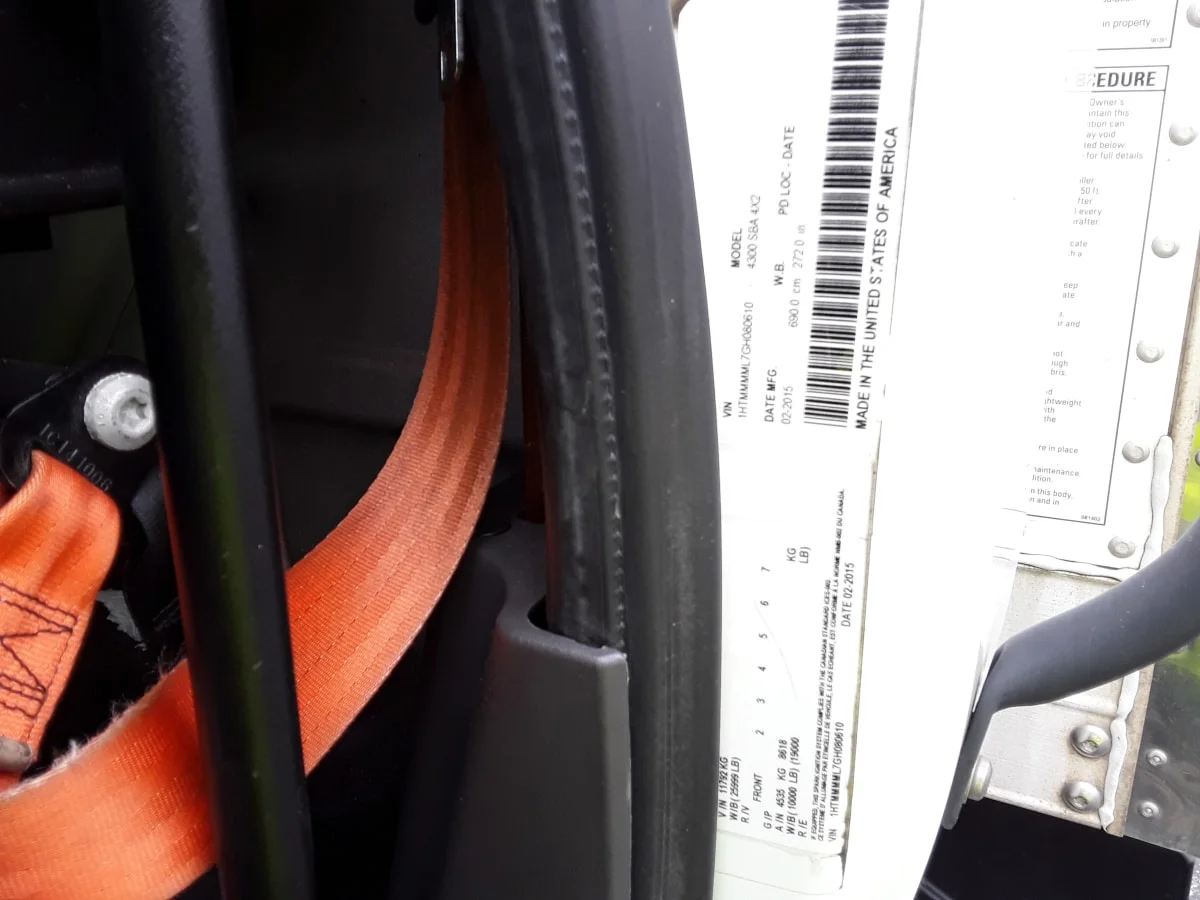 2016 International 4300 - image 11