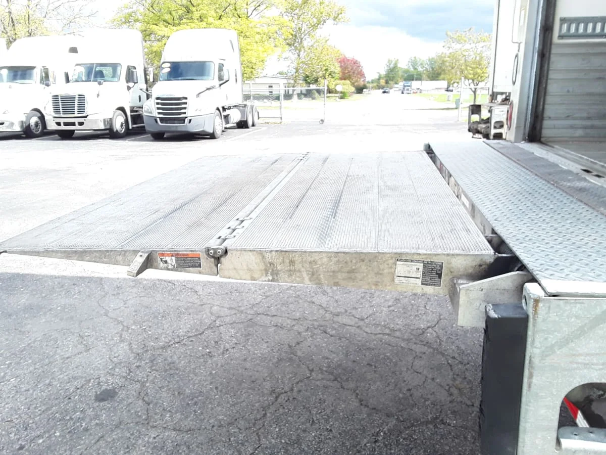 2016 International 4300 - image 13