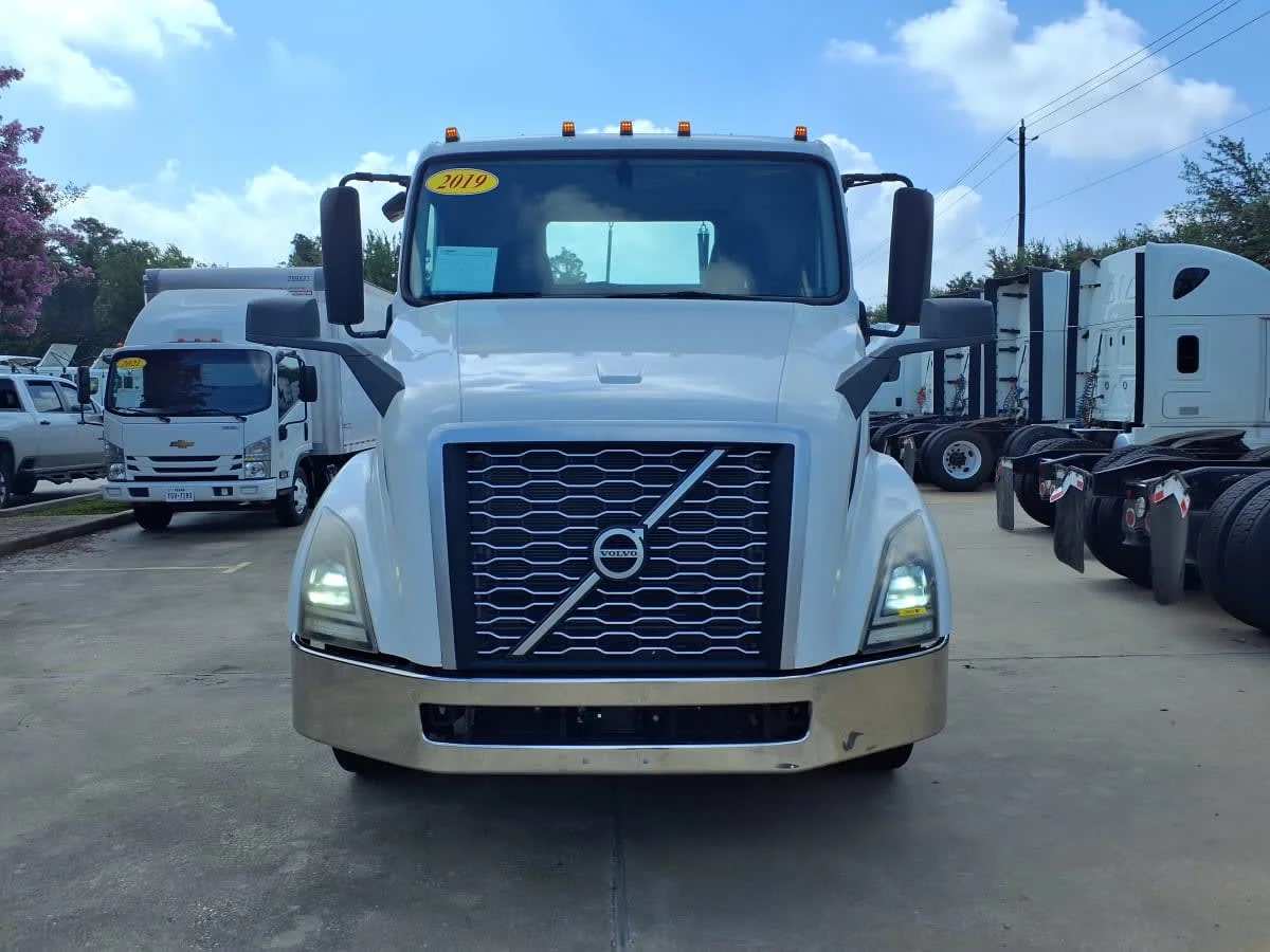 2019 Volvo VNL 860 in Houston, TX — photo 2