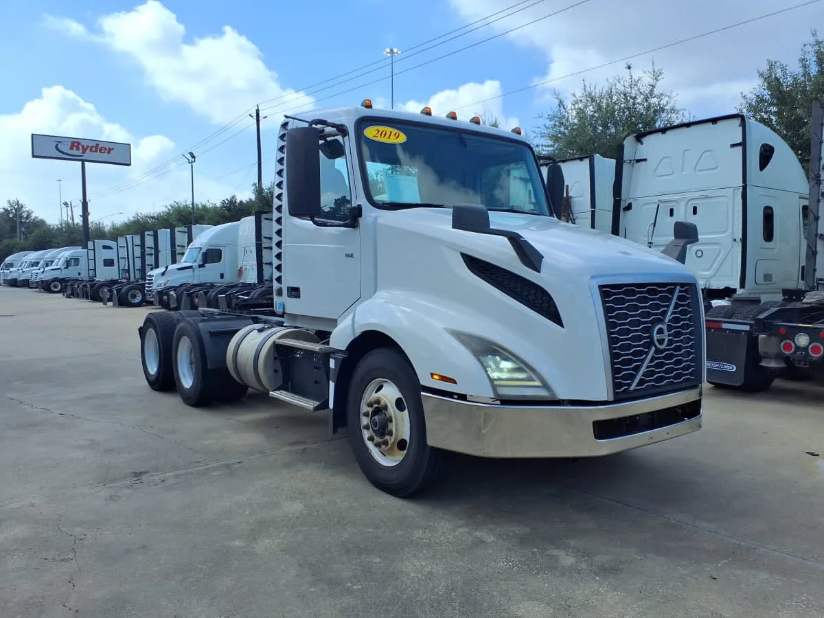 2019 Volvo VNL 860 in Houston, TX — photo 3