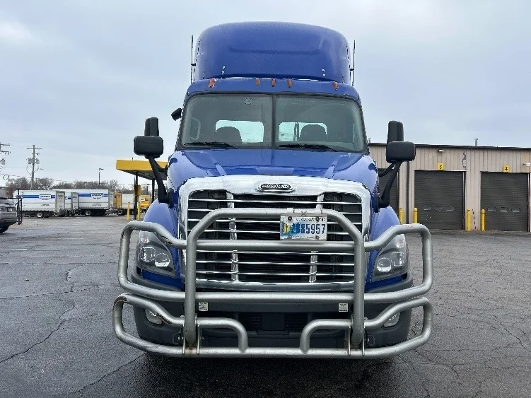 2020 Freightliner Cascadia - image 2