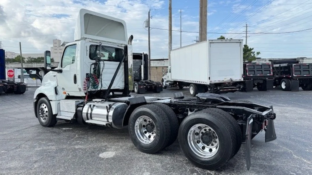 2018 International LT - image 9