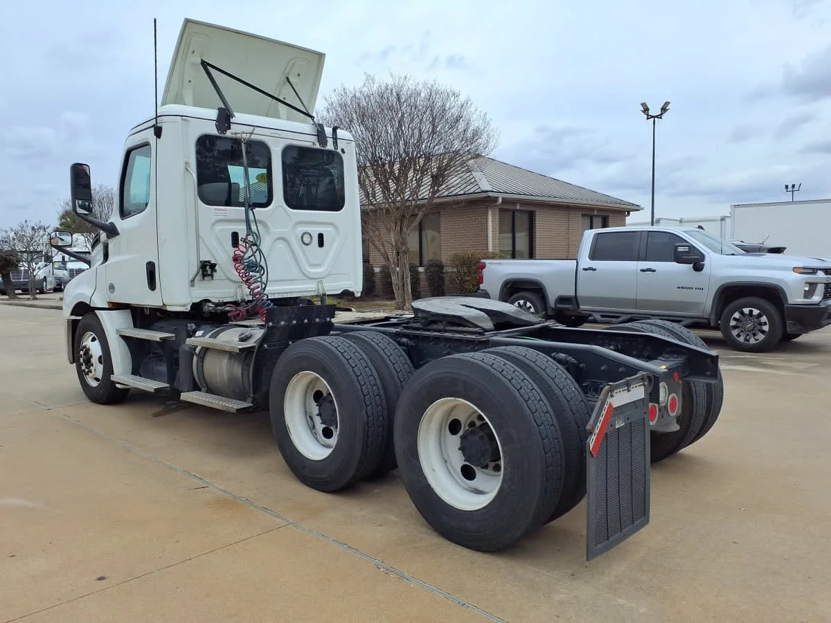 2020 Freightliner Cascadia in Houston, TX — photo 6