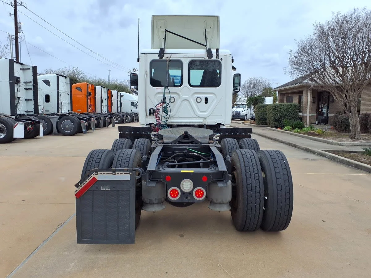 2020 Freightliner Cascadia in Houston, TX — photo 5
