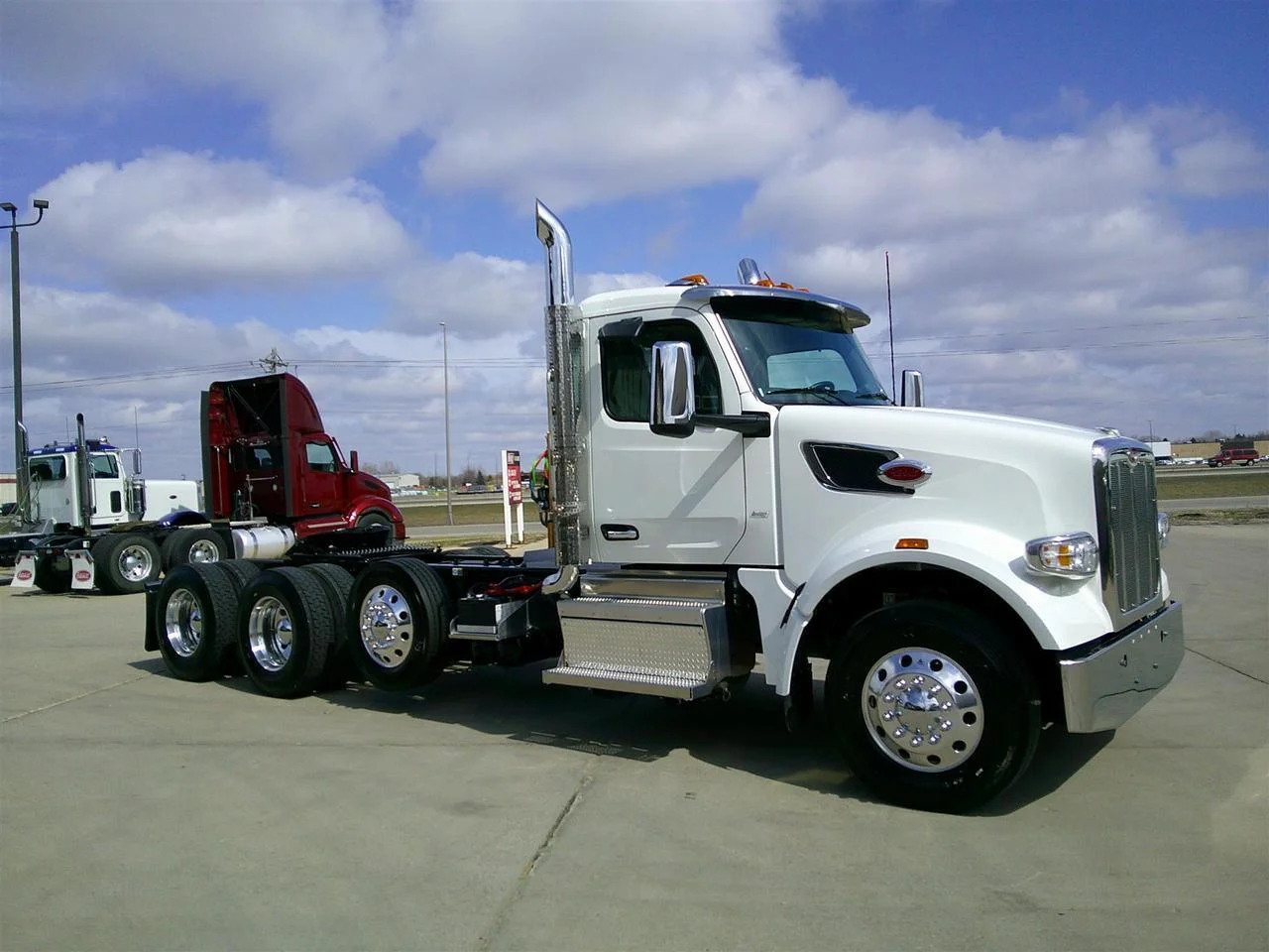 2027 Peterbilt 567 in Fargo, ND — photo 2