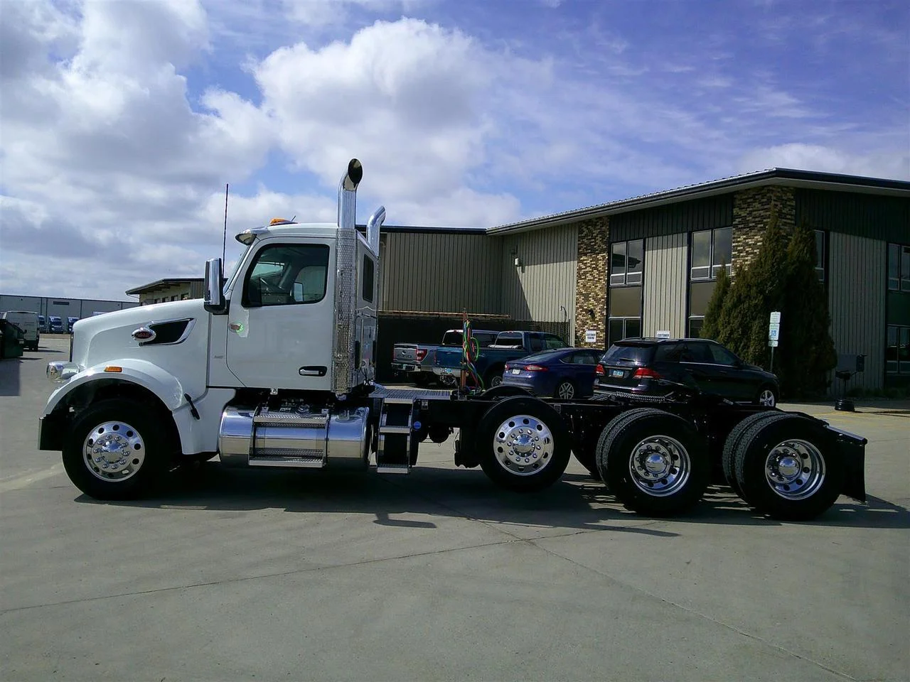 2027 Peterbilt 567 in Fargo, ND — photo 3