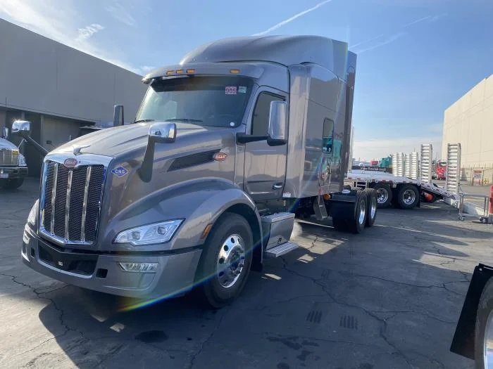 2024 Peterbilt 579 in Los Angeles, CA — photo 2