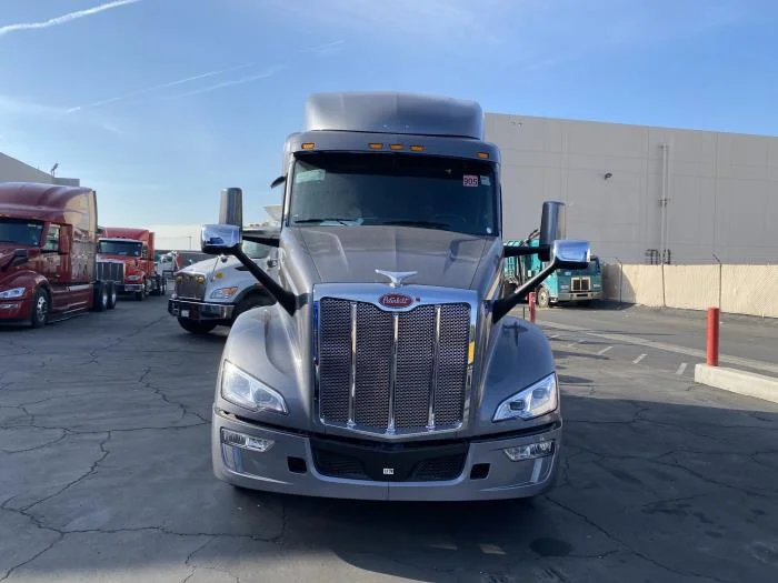 2024 Peterbilt 579 in Los Angeles, CA — photo 3