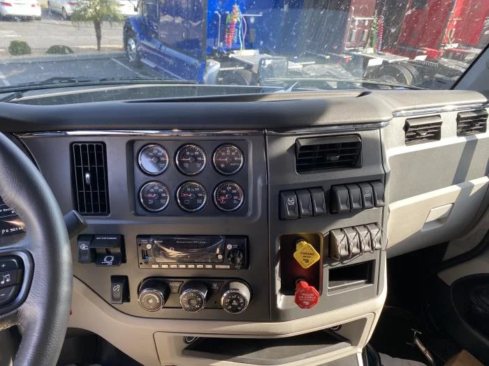 2024 Peterbilt 579 in Los Angeles, CA — photo 13