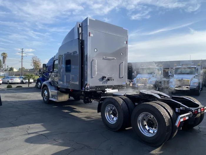 2024 Peterbilt 579 in Los Angeles, CA — photo 8