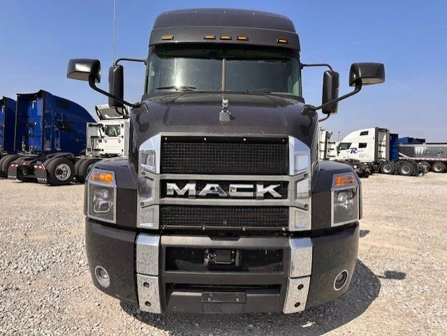 2019 Mack Anthem - image 2