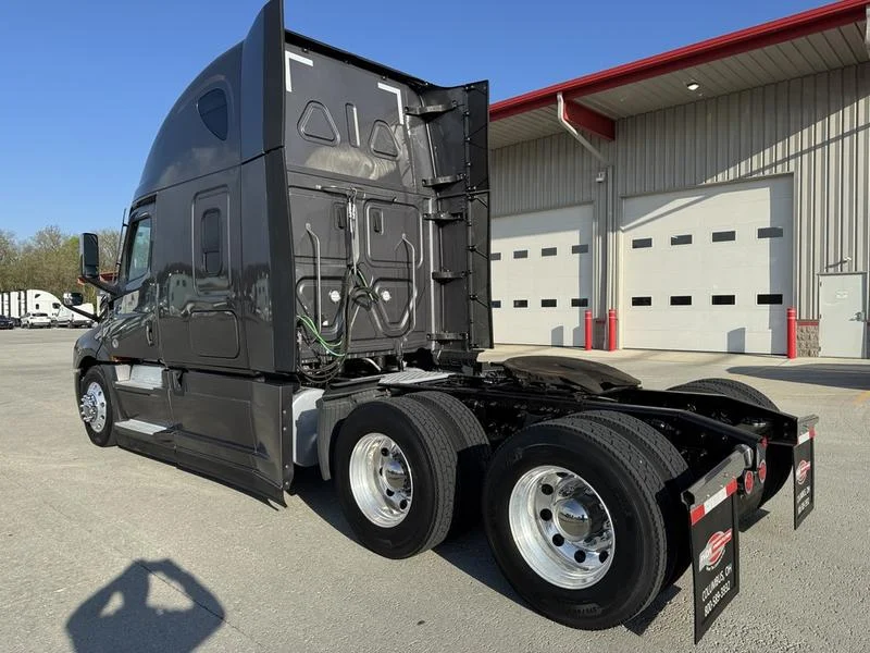 2024 Freightliner Cascadia - image 7