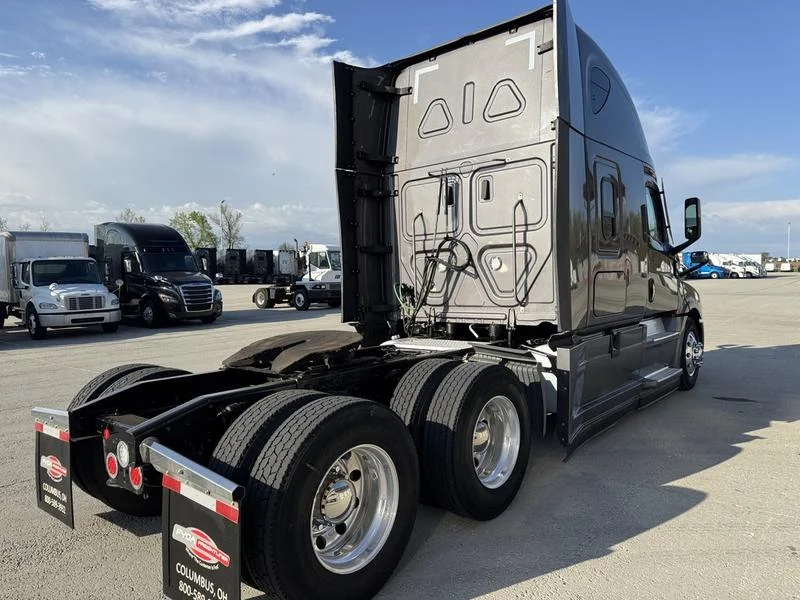 2024 Freightliner Cascadia - image 10