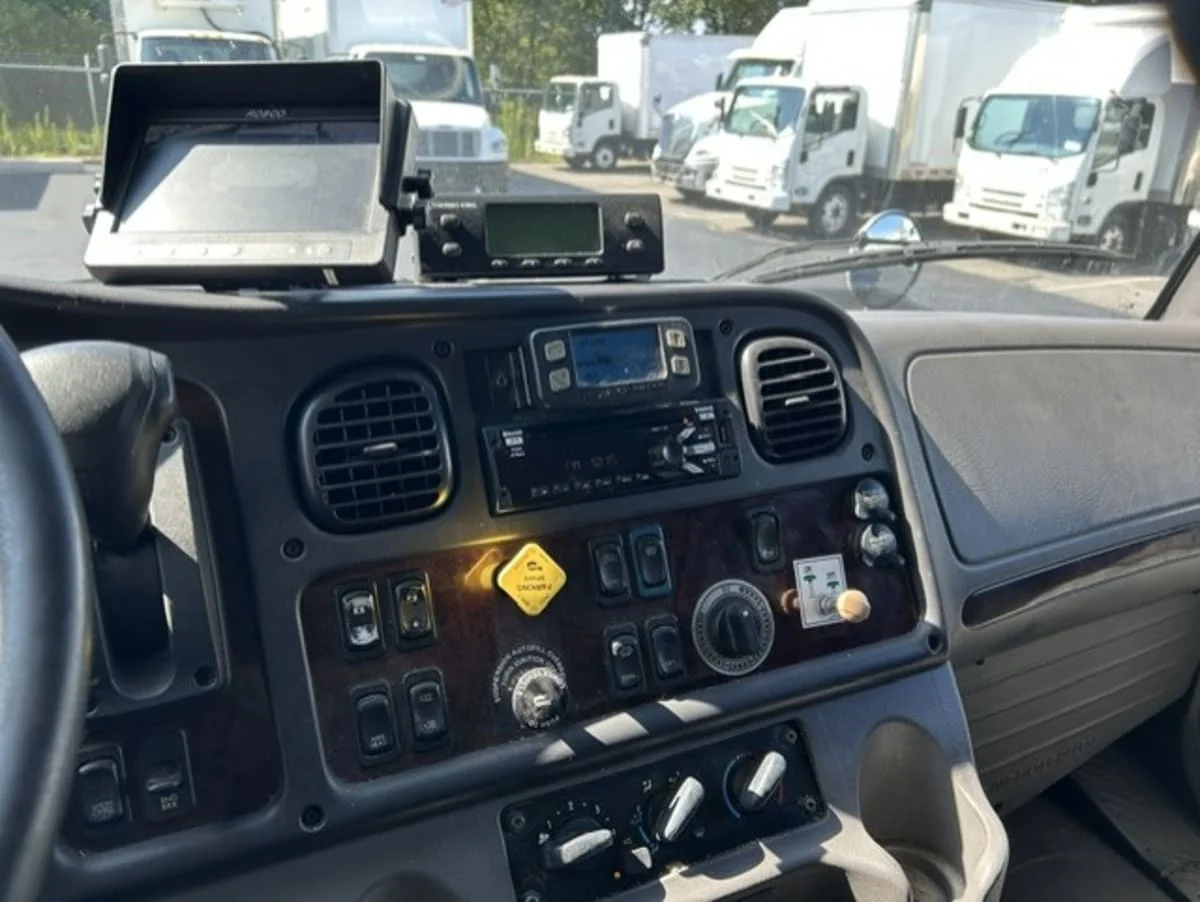 2020 Freightliner M2 106 in Farmingdale, NY — photo 13