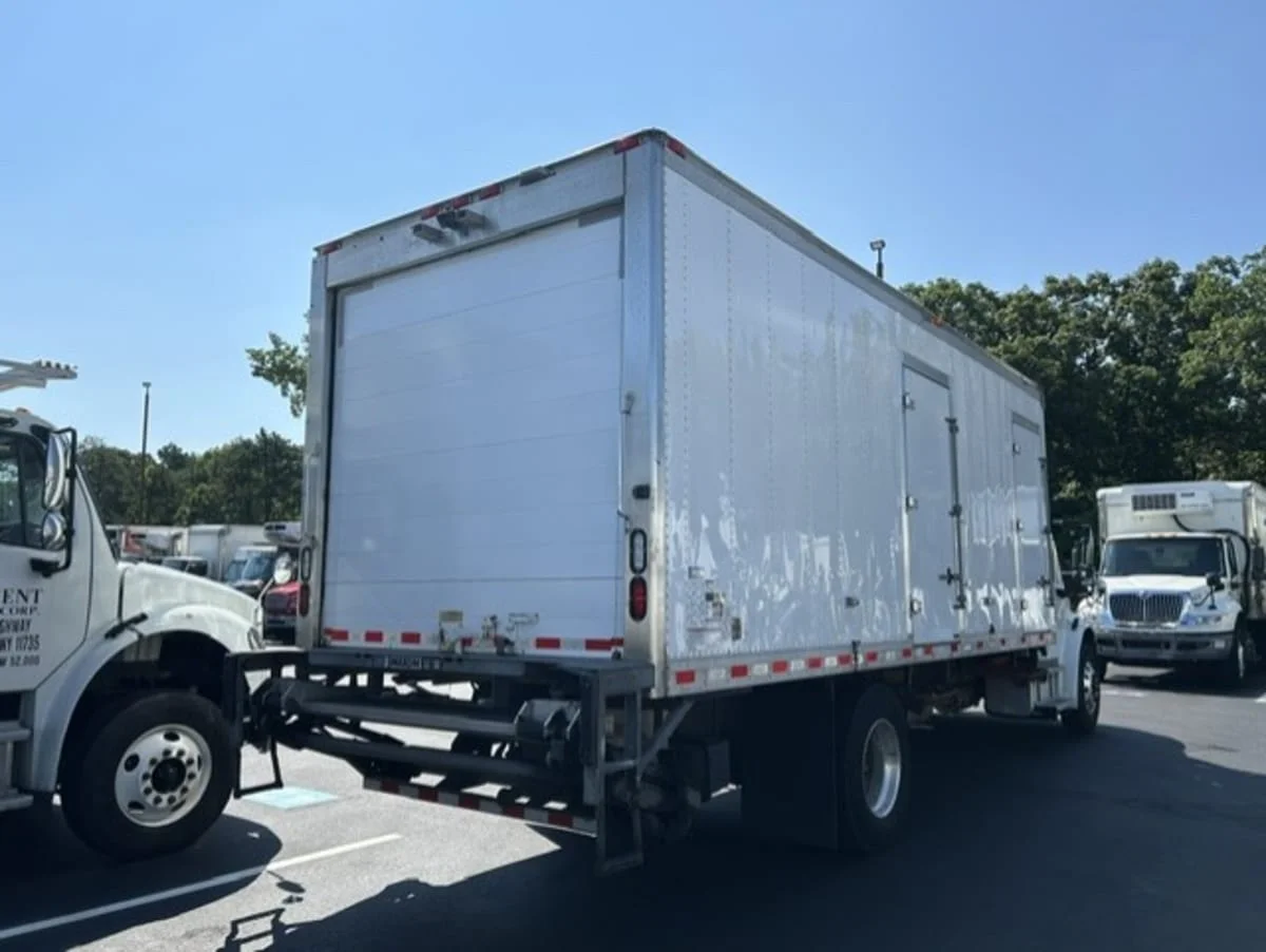 2020 Freightliner M2 106 in Farmingdale, NY — photo 4