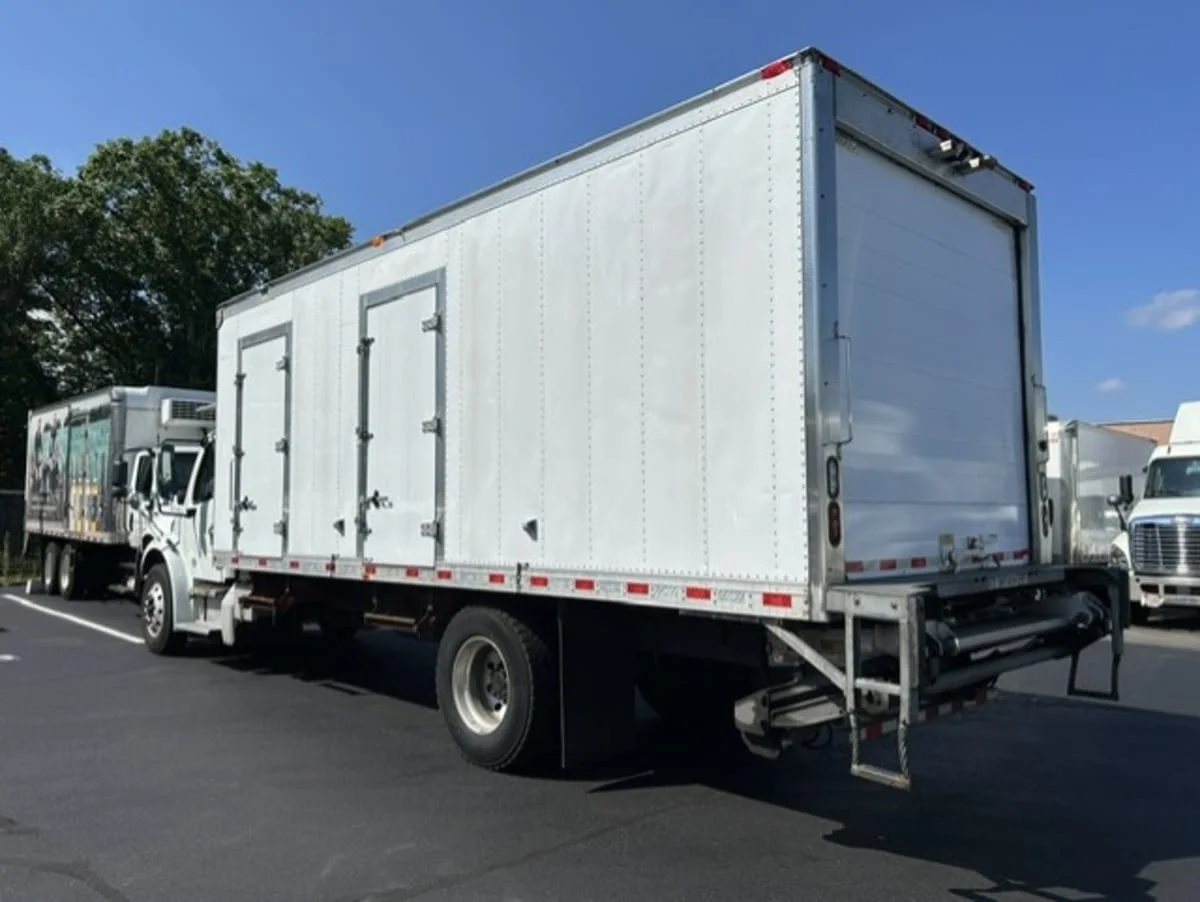 2020 Freightliner M2 106 in Farmingdale, NY — photo 6
