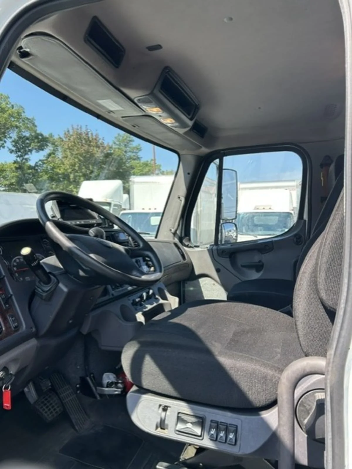 2020 Freightliner M2 106 in Farmingdale, NY — photo 8