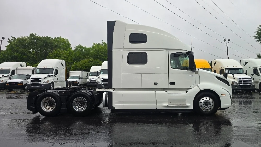 2024 Volvo VNL 860 in Greensboro, NC — photo 8