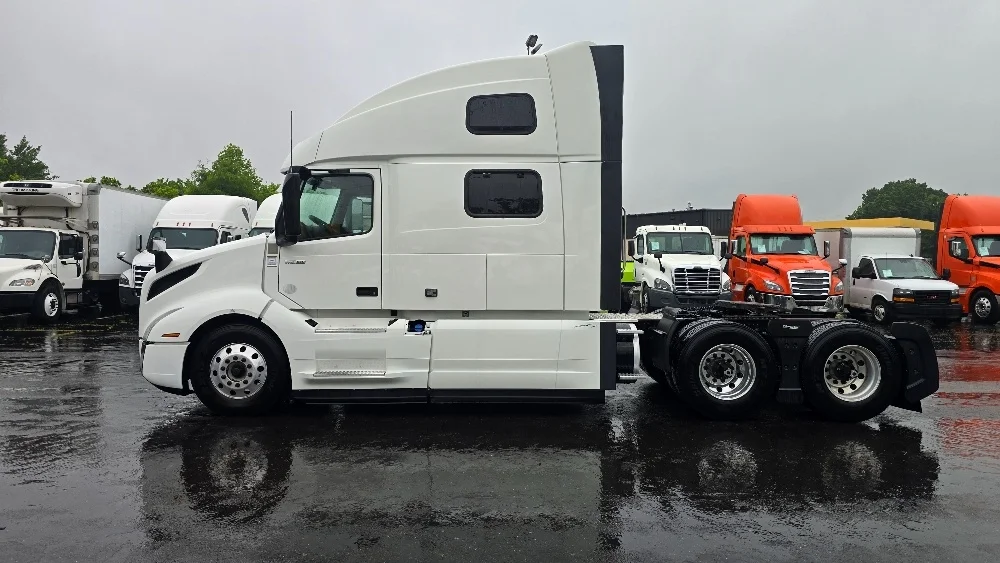 2024 Volvo VNL 860 in Greensboro, NC — photo 4