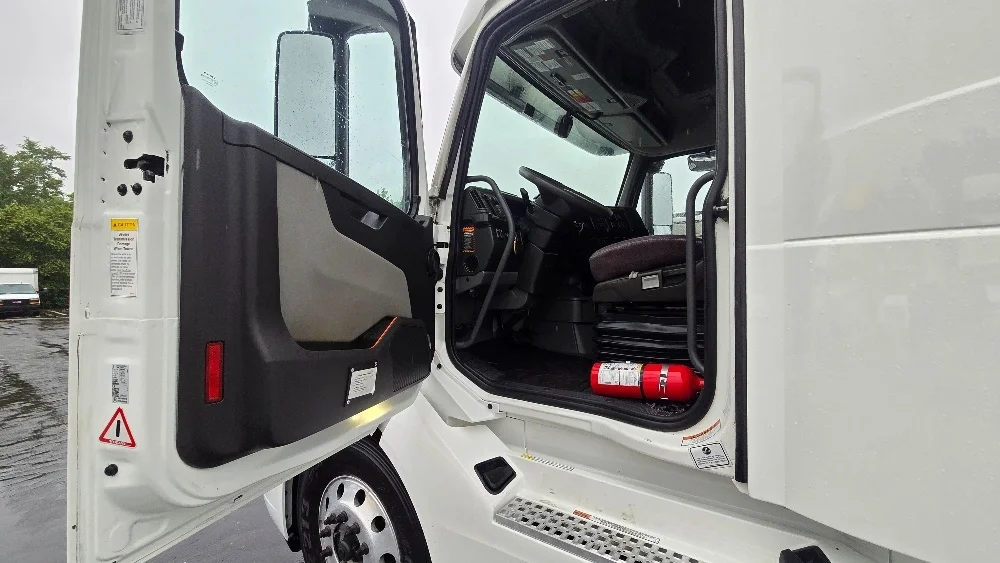 2024 Volvo VNL 860 in Greensboro, NC — photo 9