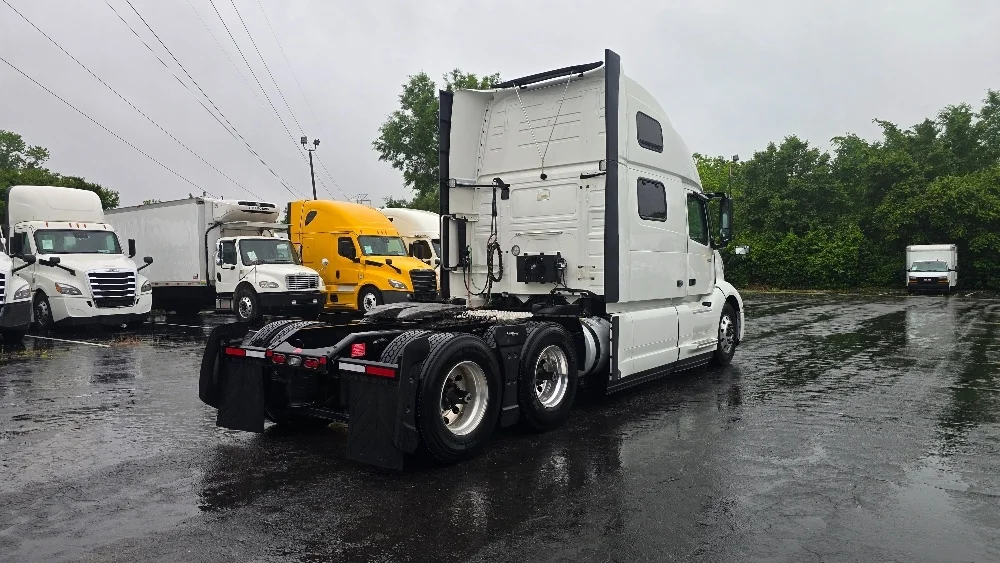 2024 Volvo VNL 860 in Greensboro, NC — photo 7