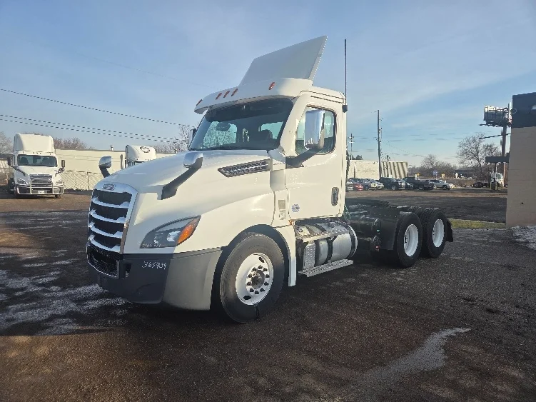 2020 Freightliner Cascadia in Lansing, MI — photo 3