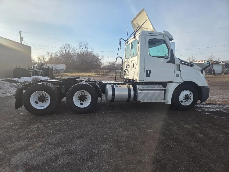 2020 Freightliner Cascadia - image 8