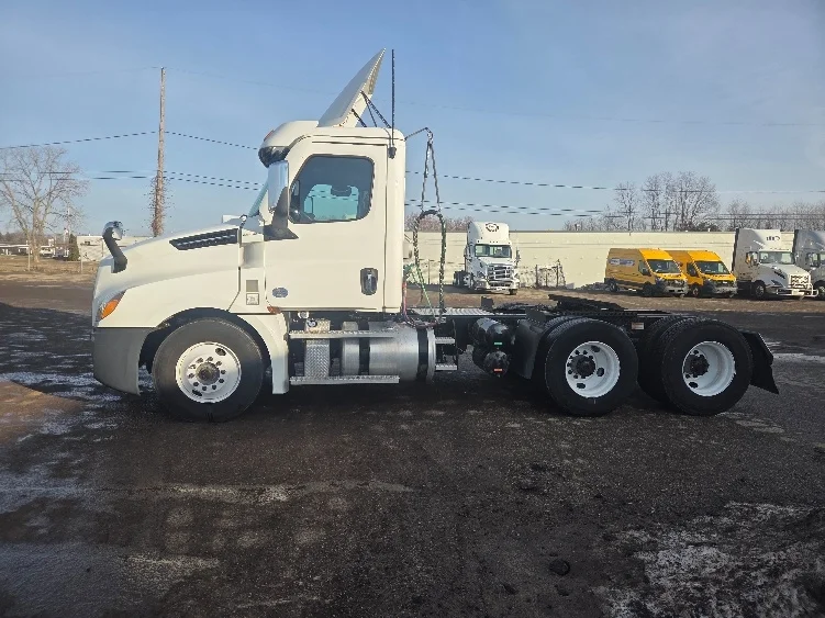 2020 Freightliner Cascadia - image 4