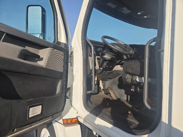 2020 Freightliner Cascadia - image 9