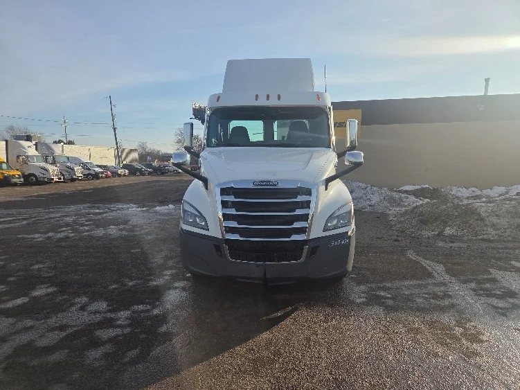 2020 Freightliner Cascadia in Lansing, MI — photo 2