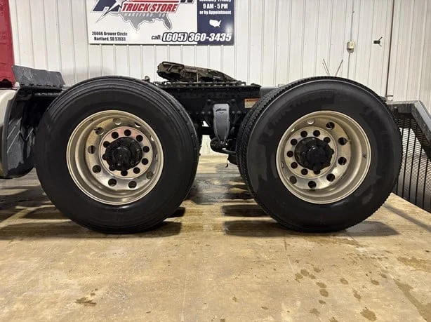 2019 Freightliner Cascadia - image 10