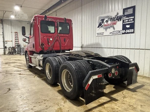 2019 Freightliner Cascadia - image 5