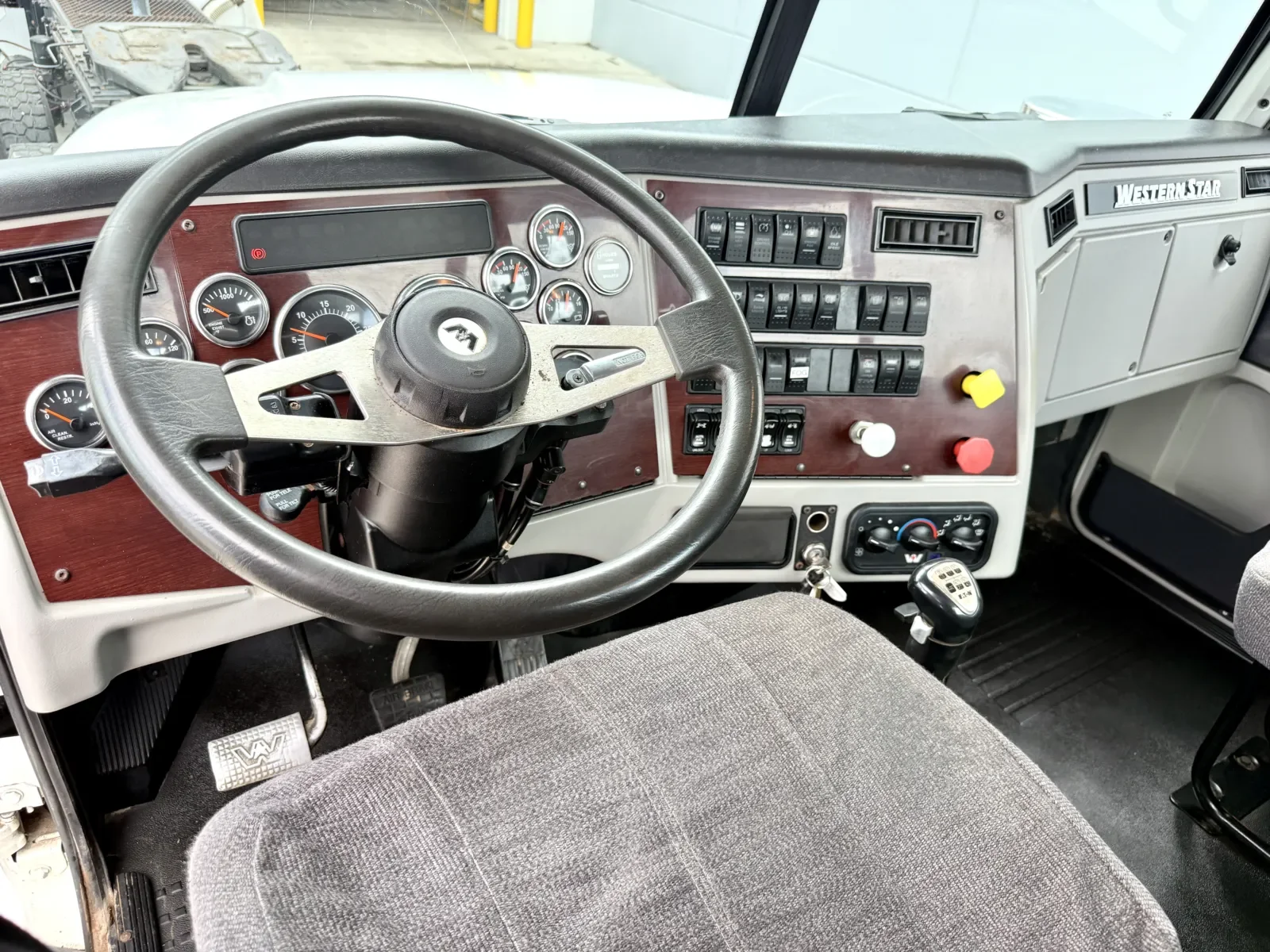 2015 Western Star 4900 in New Lenox, IL — photo 15
