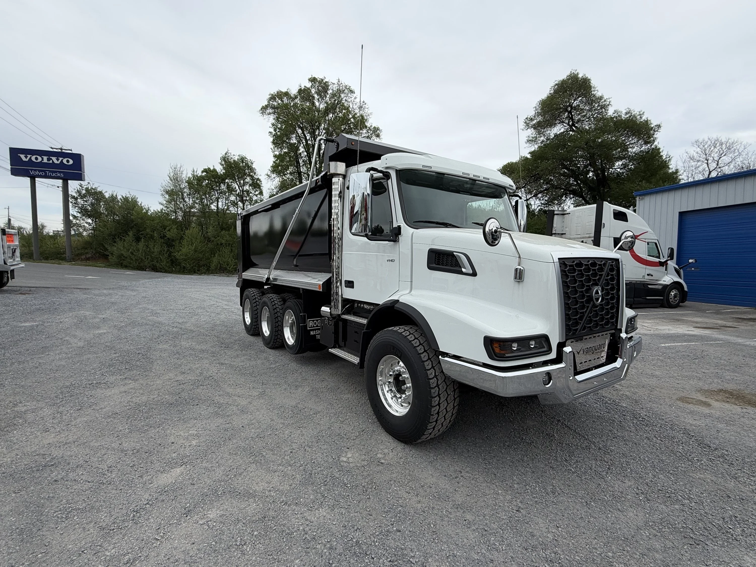 2025 Volvo VNR 660 in Roanoke, VA — photo 3