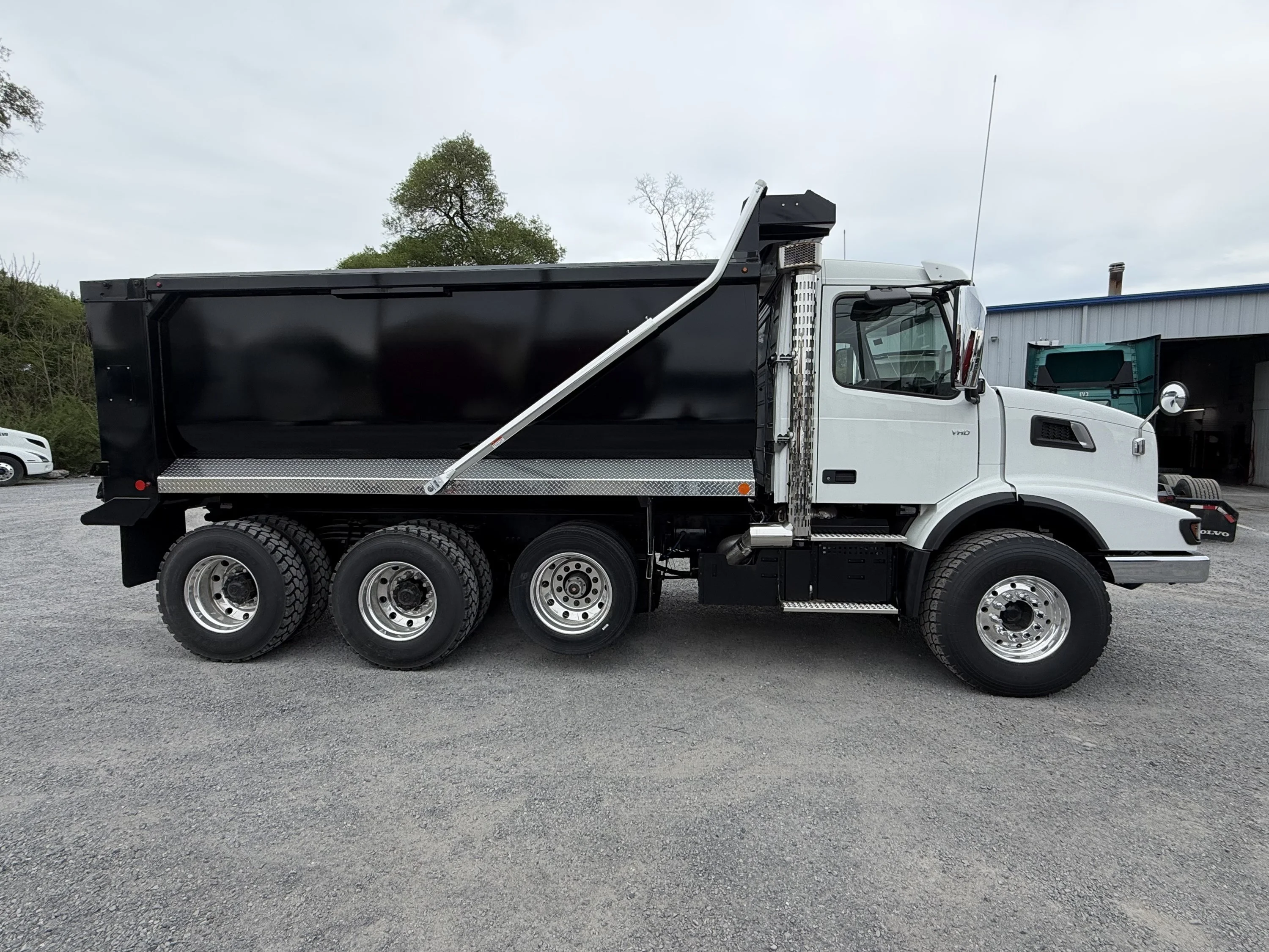2025 Volvo VNR 660 in Roanoke, VA — photo 5