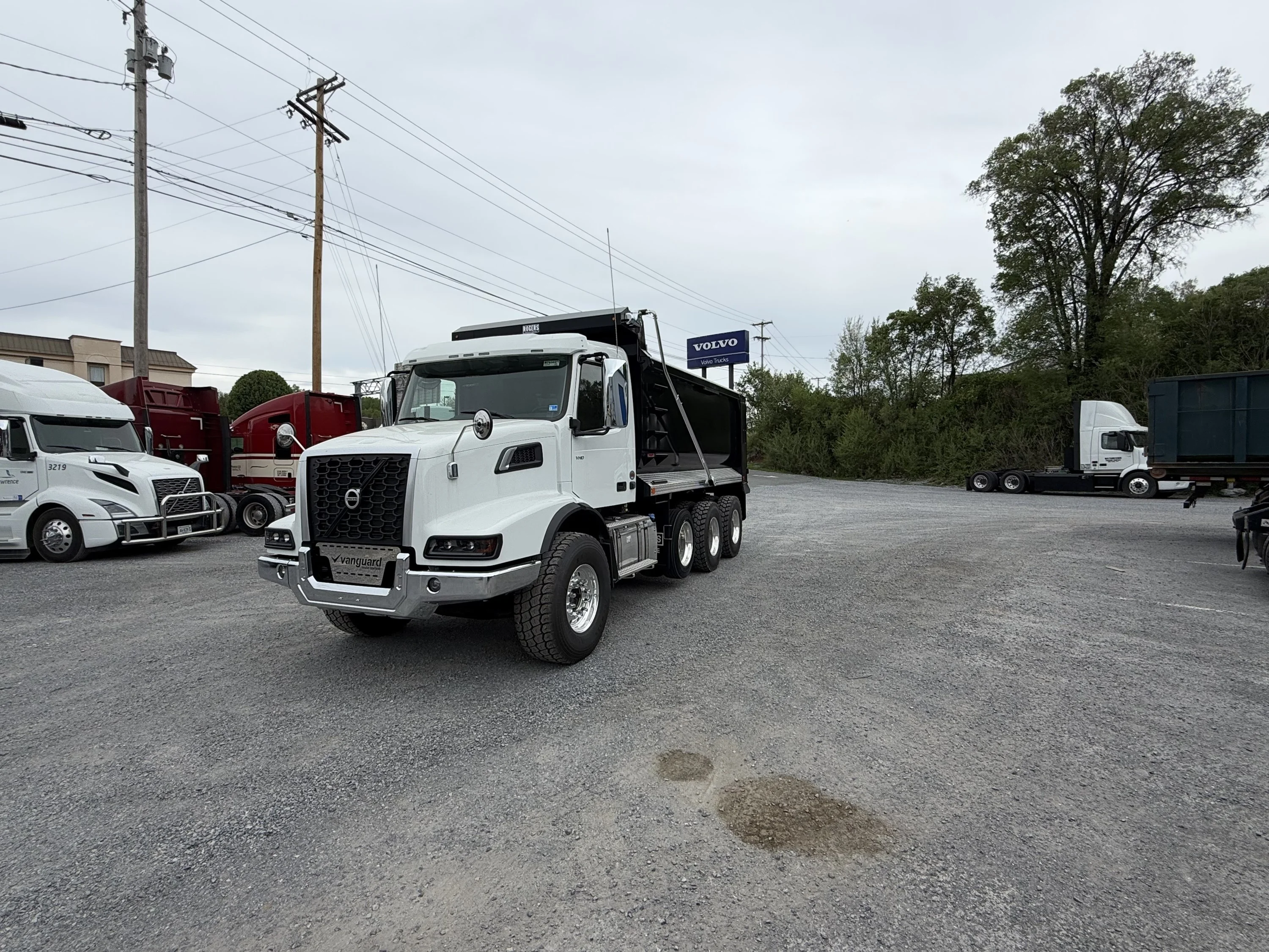 2025 Volvo VNR 660 in Roanoke, VA — photo 2