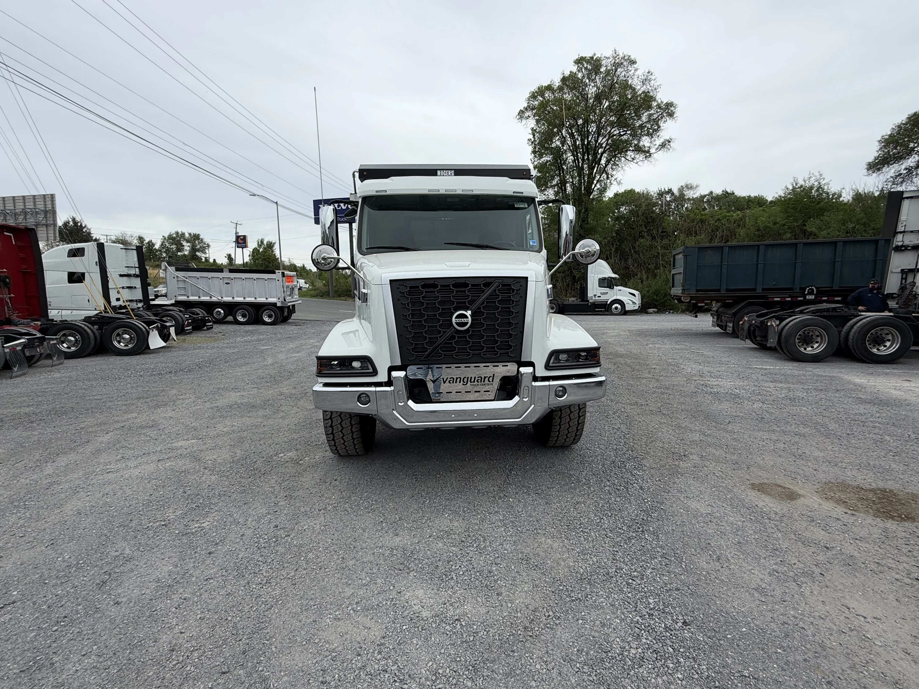 2025 Volvo VNR 660 in Roanoke, VA — photo 4