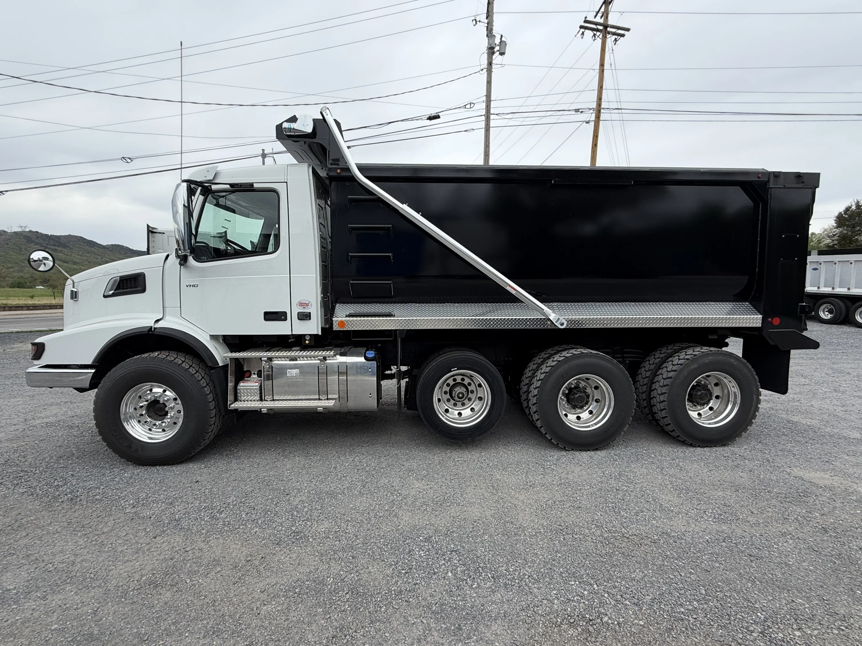 2025 Volvo VNR 660