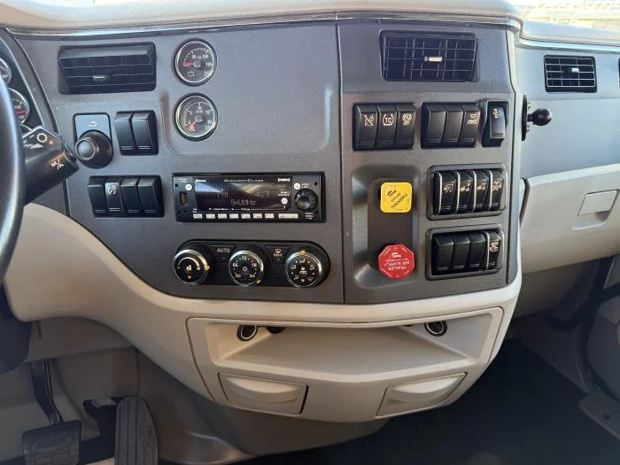 2021 Peterbilt 579 - image 8