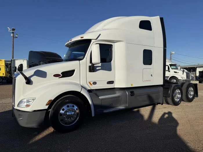 2021 Peterbilt 579 - image 2