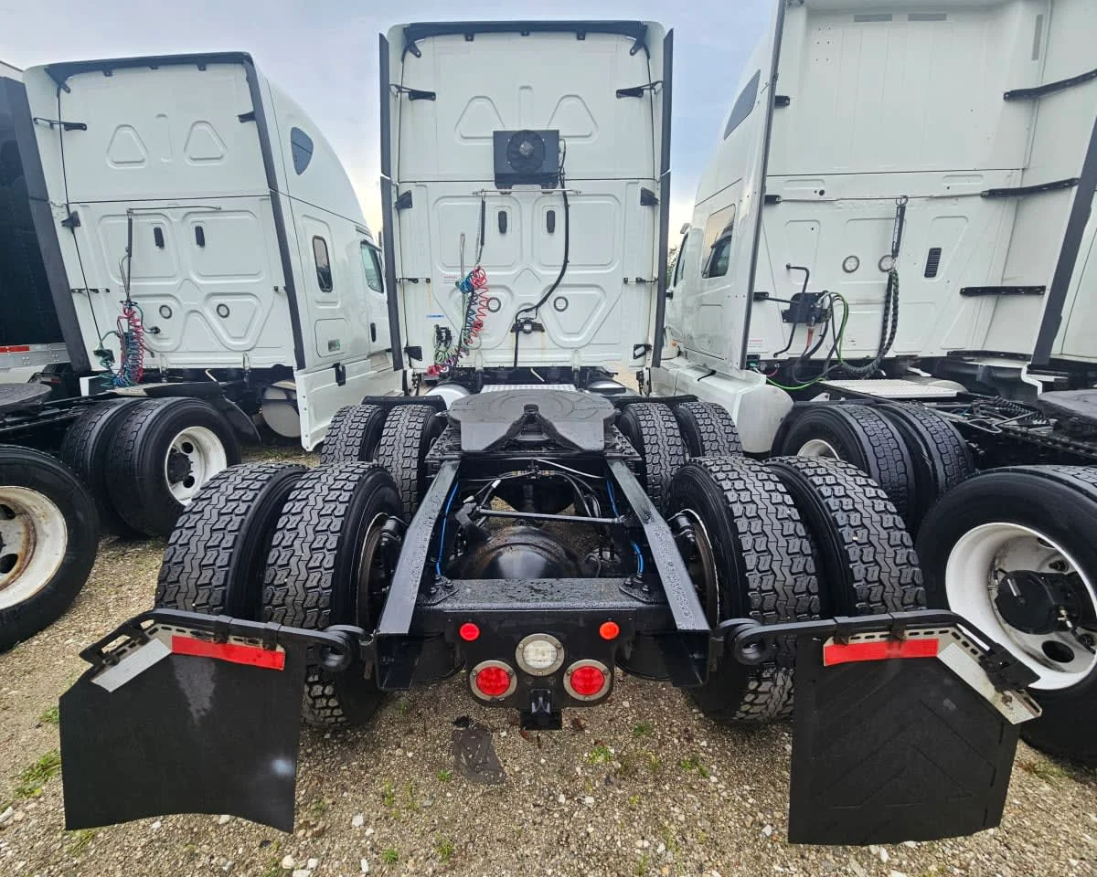 2022 Freightliner Cascadia in Orlando, FL — photo 5