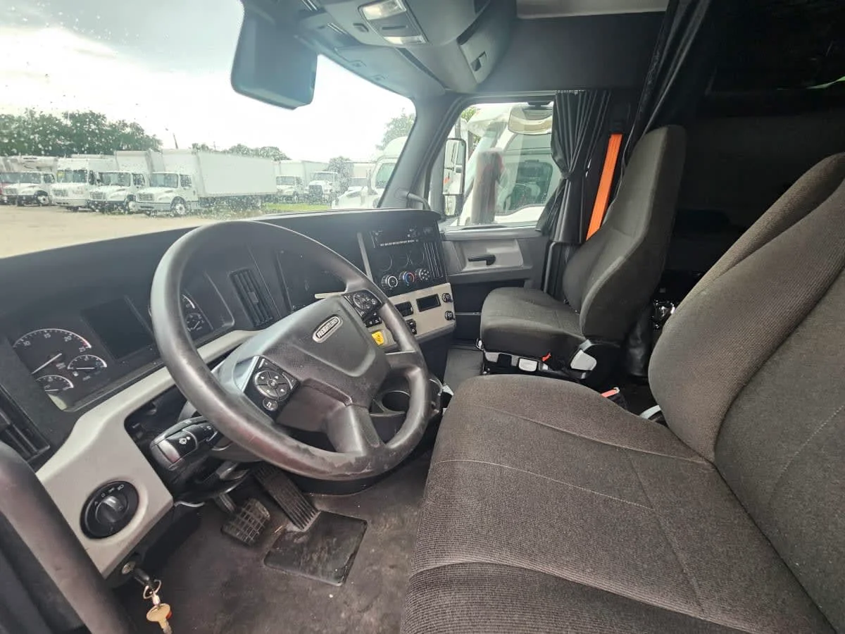 2022 Freightliner Cascadia in Orlando, FL — photo 7