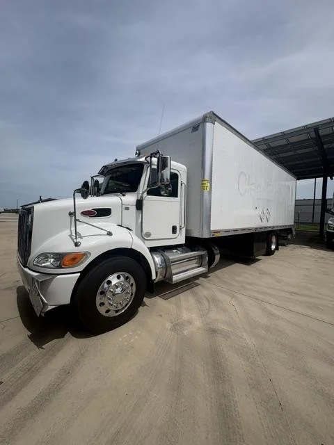 2020 Peterbilt 337 — photo 2